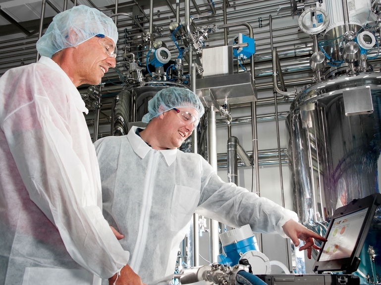 Smart calibration management in the soft drink industry Two production employees calibrate measuring instruments