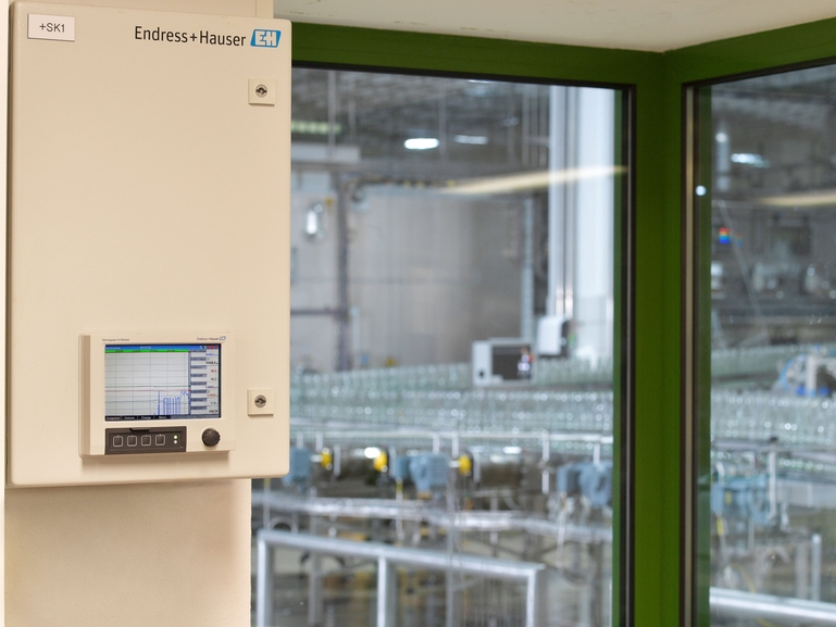 Data manager Memosens in a manufacturing plant for beverages Memosens data manager in a beverage manufacturing plant