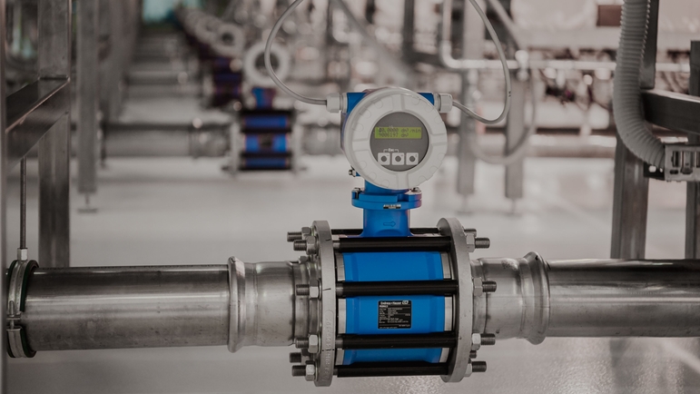 Proline Promag 10D electromagnetic flowmeter monitoring the speed of the algae suspension